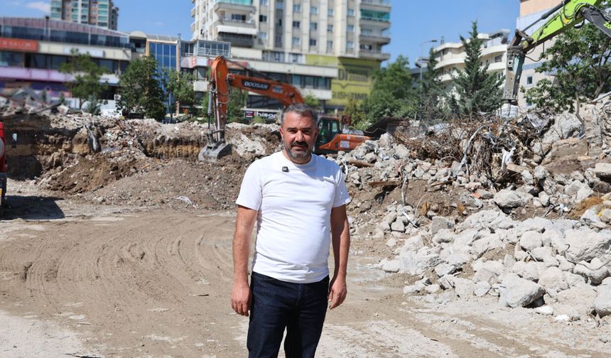 Pursaklar’da Vatandaş İstedi, Eski Belediye Binası Meydan ve Otopark Oluyor