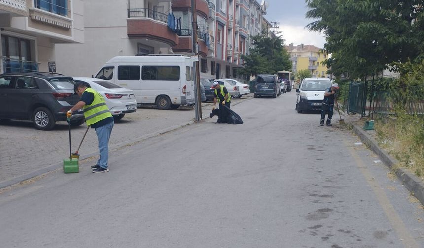 Pursaklar’da Sokaklar ve Pazar Alanlarında Temizlik Mesaisi