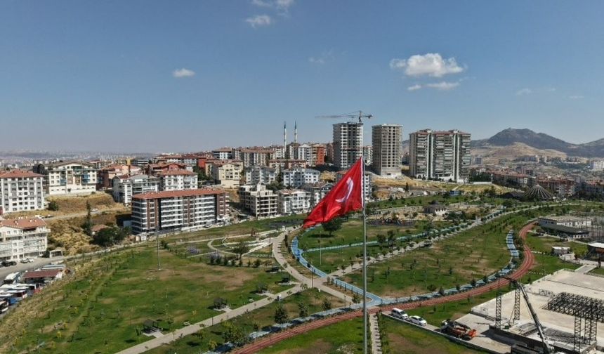 Mamak'ta 52 Metrelik Bayrak Anıtı Göndere Çekildi