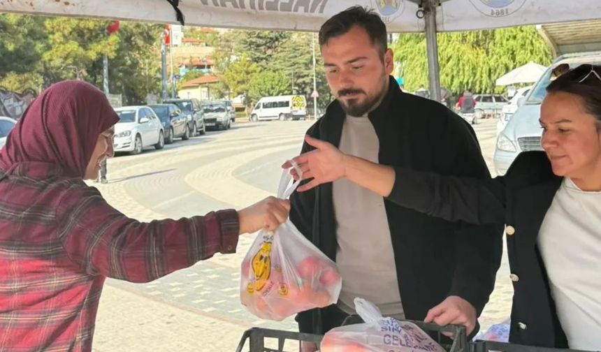 Nallıhan Belediyesi Kendi Seralarında Yetiştirdiği Domatesleri Halka Dağıttı