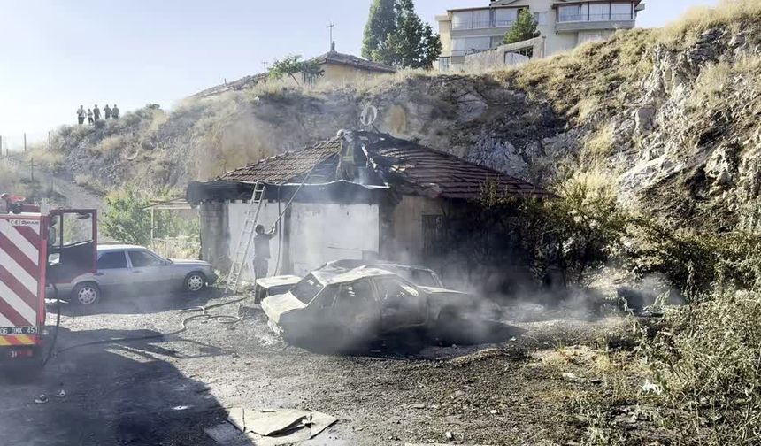 Mamak'ta Otluk Alanda Başlayan Yangın Araçlara ve Gecekonduya Sıçradı