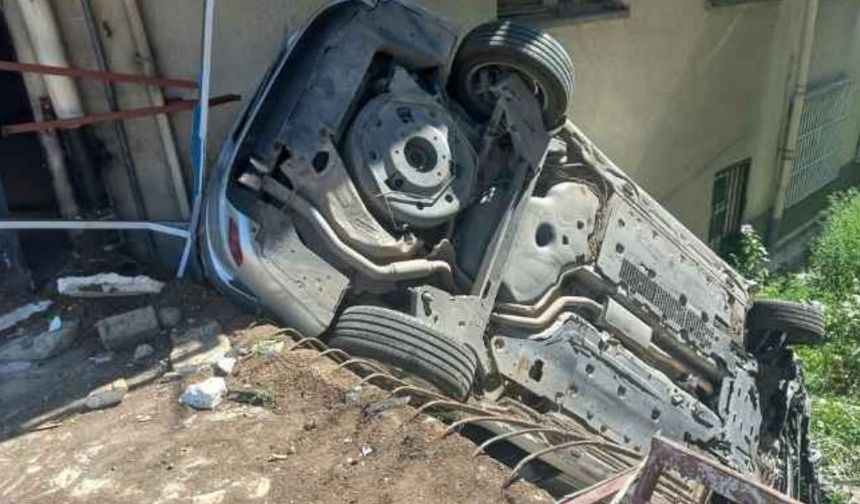 Altındağ'da Otomobil Binanın Bahçesine Düştü: 1 Yaralı
