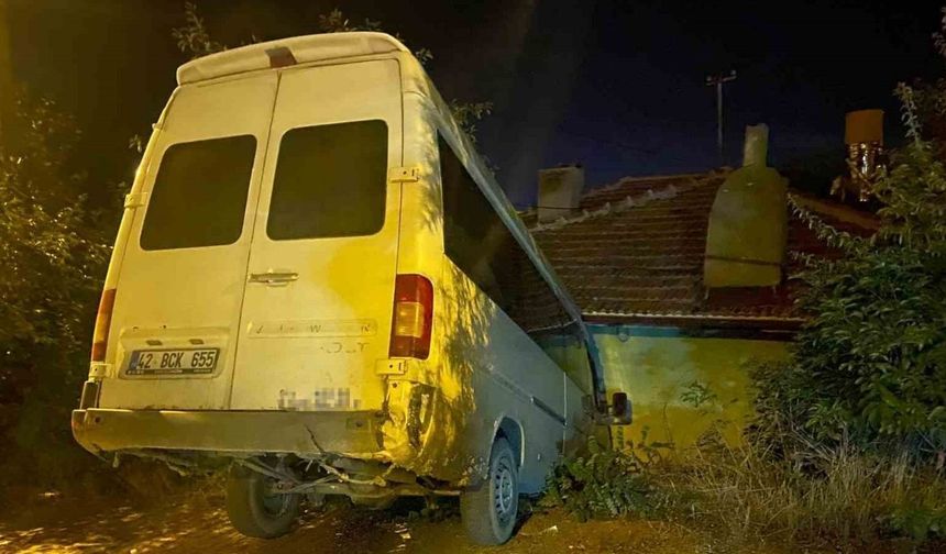Elmadağ'da Sürücüsüz Minibüs Evin Duvarına Çarparak Durabildi