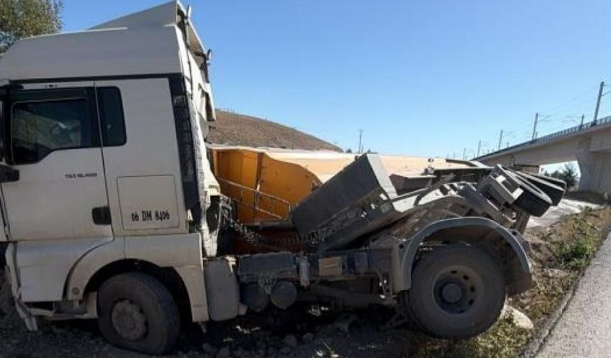 Mamak'ta Kontrolden Çıkan Tır Yol Kenarına Devrildi