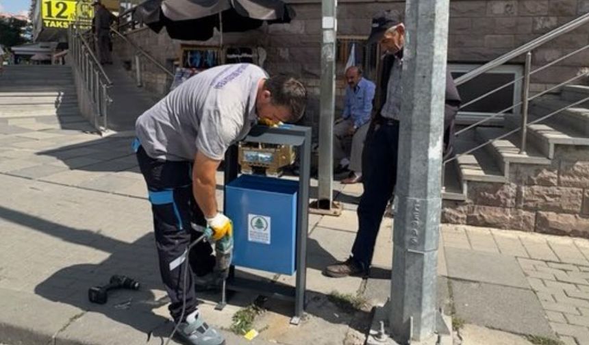 Pursaklar’a Yeni Nesil Çöp Kutuları Yerleştiriliyor