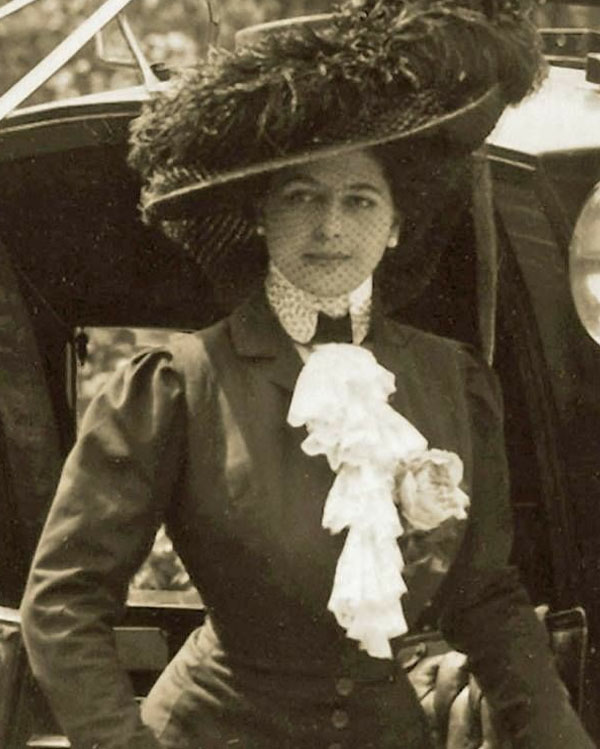 Hiç şüphesiz tarihin en meşhur kadın ajanı Hollanda asıllı Mata Hari'dir.