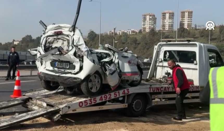 İzmirde Feci Kaza İki Tır Arasında Ezilen Otomobilin Sürücüsü Hayatını Kaybetti