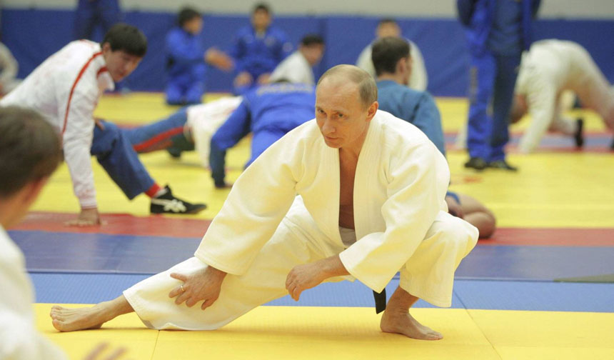 Teknolojiyle arası iyi değil. Hatta Kremlin Sözcüsü Dmitriy Peskov tarafından yapılan bir açıklamaya göre; Putin cep telefonu dahi kullanmıyor.
