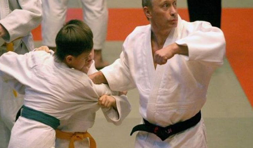 Ancak Putin’in hayatındaki çok da bilmediğimiz bir gizemi ABD Eski Dış İşleri Bakanı Hillary Clinton’ın “Zor Seçimler” kitabından öğreniyoruz.