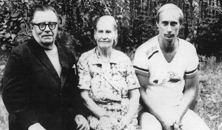 Cesetlerin içinde yatarken mucizevi bir şekilde hayatta kalan bu kadın, daha sonra 7 Ekim 1952'de Vladimir Putin'i dünyaya getirip 1999 yılına kadar yaşamıştır.