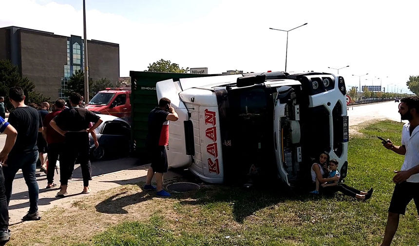 Ankara Bursa Kara Yolunda T I R Otomobilin Üzerine Devrildi 1I Çocuk 3 Yaralı