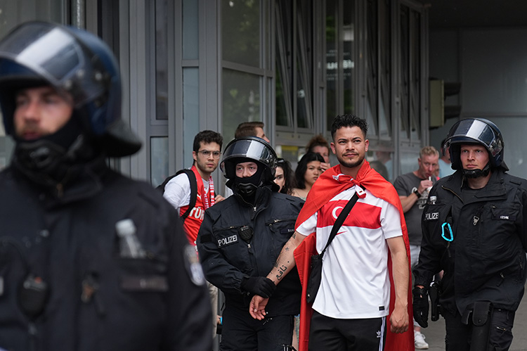 Berlin'de Türk Taraftarlar Gözaltına Alındı! Görsel 2