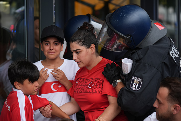 Berlin'de Türk Taraftarlar Gözaltına Alındı! Görsel 3