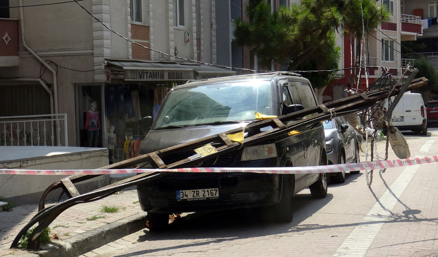 Elektrik Direği Park Halindeki Aracın Üzerine Devrildi