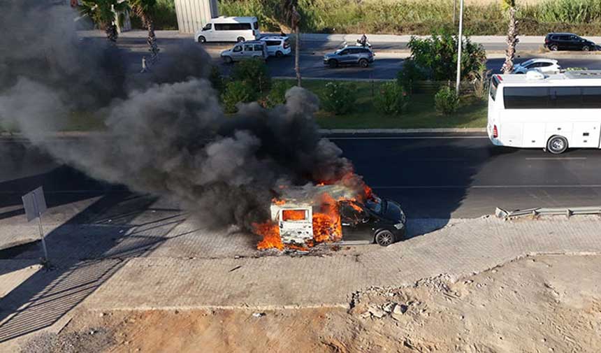 Antalya'da Yanan Araç 1