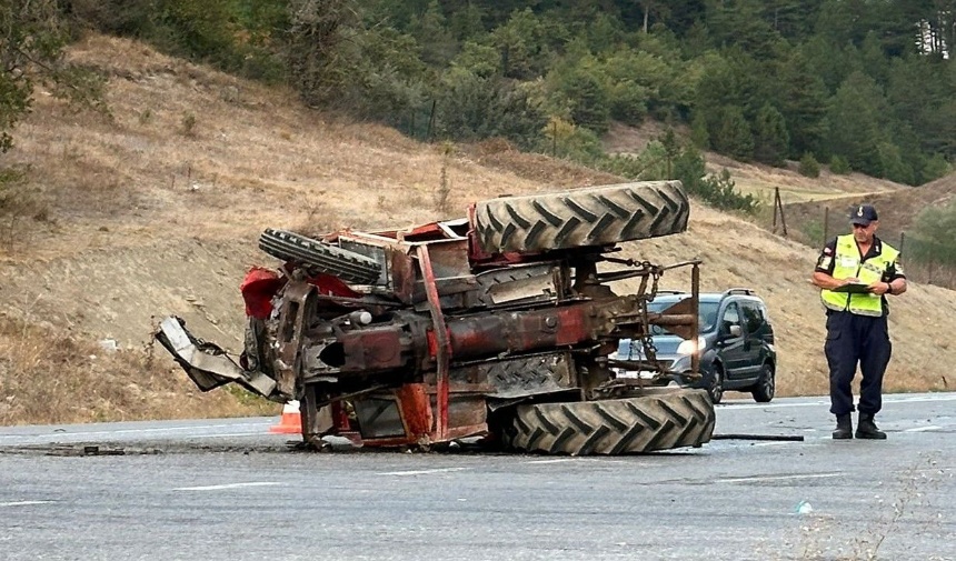 Bolu’da Traktör Ve Minibüs Çarpıştı Görsel 5