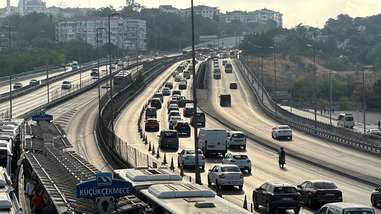 İstanbul'daki Beyaz Yol Çalışması, Trafiği Kilitledi Görsel 2