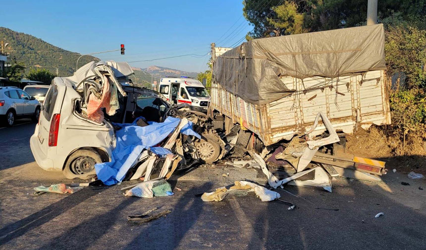 Manisada Feci Trafik Kazası 4 Ölü 3 Ağır Yaralı