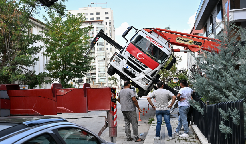 Ankara'da Vinç Yan Yattı