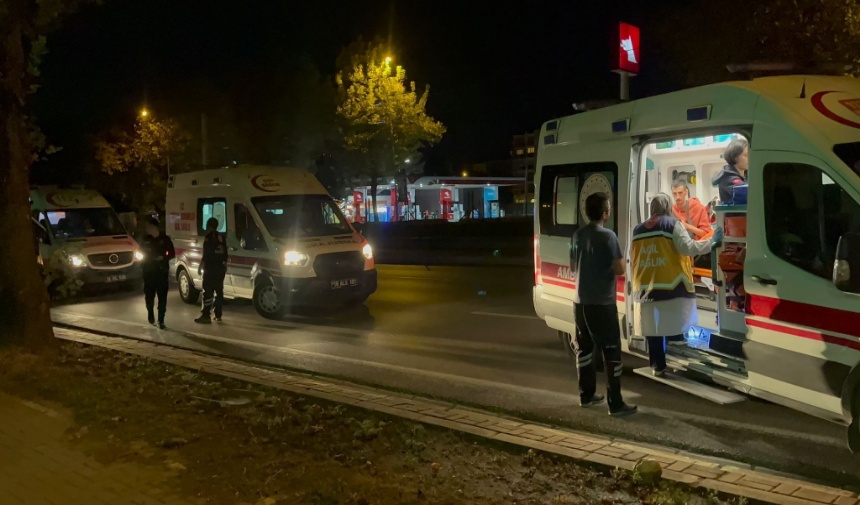 Bursa’da Feci Kaza Otomobil Direğe Çarpıp Yan Yattı Görsel 2