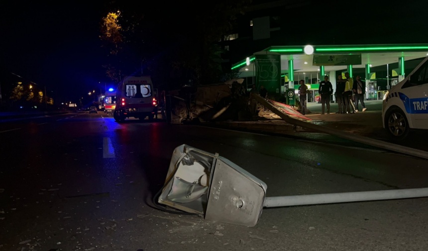 Bursa’da Feci Kaza Otomobil Direğe Çarpıp Yan Yattı Görsel 3