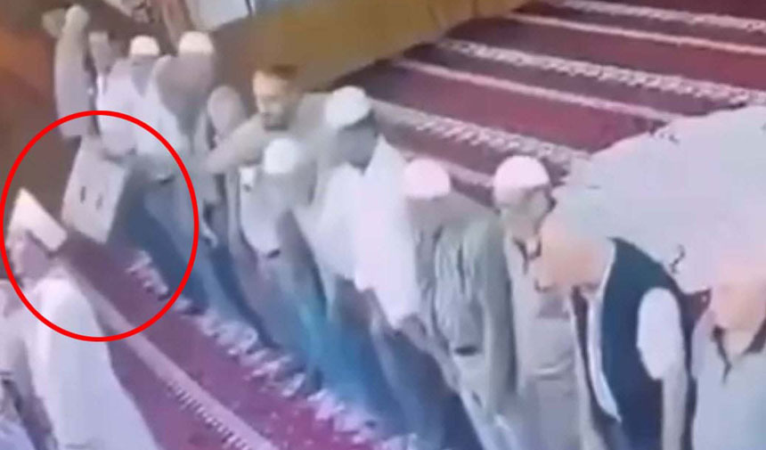 Camide Namaz Kıldıran İmama Tabureli Saldırı Güvenlik Kamerasında