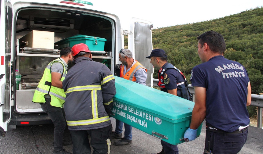 Manisa'da Feci Kaza Tıra Çarpan Sürücü Hayatını Kaybetti Görsel 4