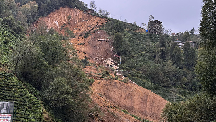 Rize'de Heyelan Alarmı 2 Ev Çöktü, 3 Ev Boşaltıldı Görsel 2