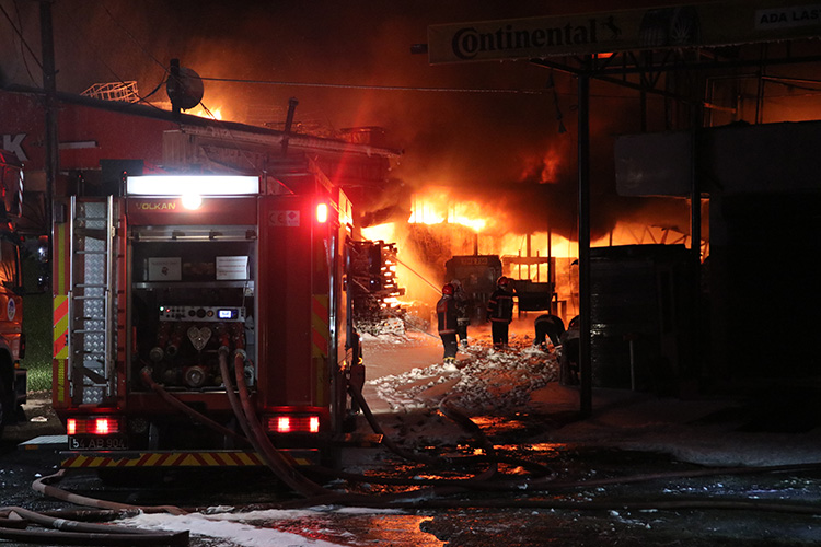 Sakarya'da Kauçuk Fabrikasında Yangın 5 İş Yeri Küle Döndü Görsel2