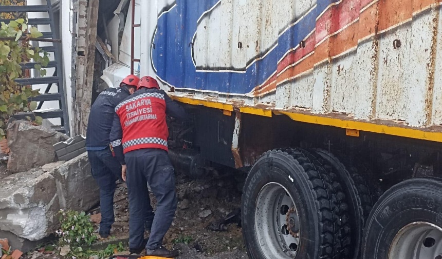 Sakarya’da Felaket Kamyon Bariyerleri Aşıp Eve Çarptı! Görsel 3