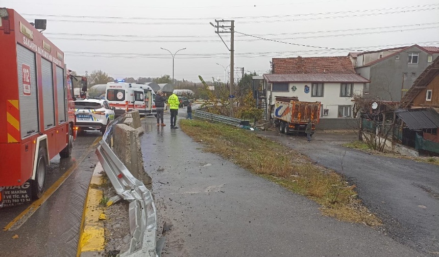 Sakarya’da Felaket Kamyon Bariyerleri Aşıp Eve Çarptı! Görsel 5