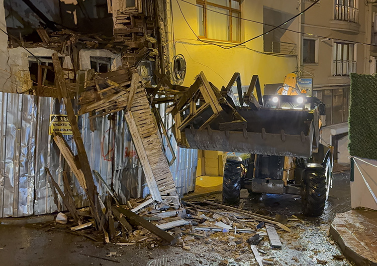 Beyoğlu’nda Metruk Bina Çöktü! Enkaz Sokağa Yağdı Görsel 2