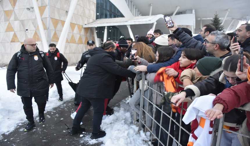 Galatasaray Taraftarının Osimhen'e Sevgi Gösterisi Tehlikeye Dönüştü Görsel 1