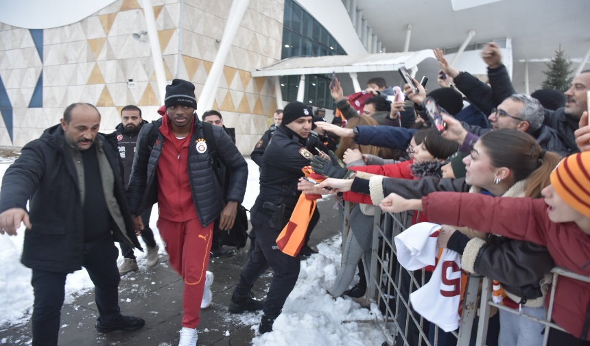 Galatasaray Taraftarının Osimhen'e Sevgi Gösterisi Tehlikeye Dönüştü Görsel 3