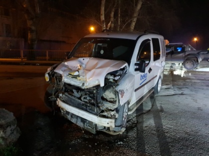 Bursa’da Kamyonet Ile Ticari Araç Çarpıştı, 3 Kişi Yaralandı 1