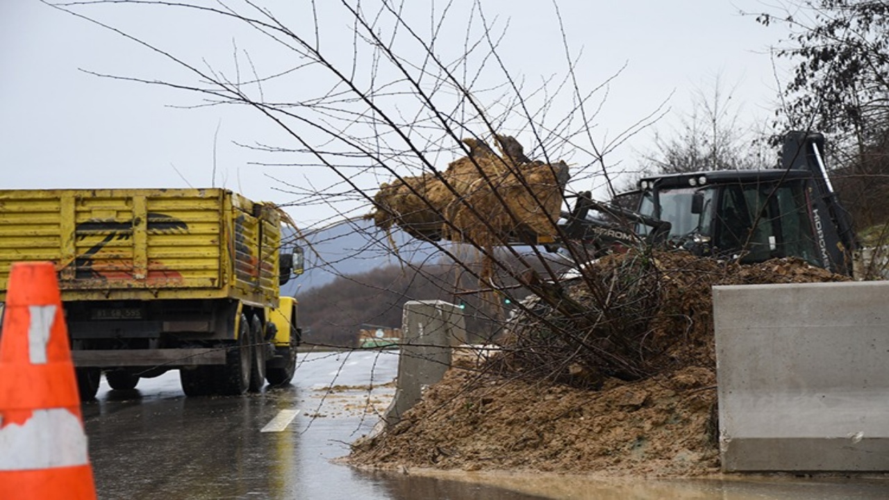 Düzce’de Heyelan Yolu Çökerterek Trafiği Kilitledi!1