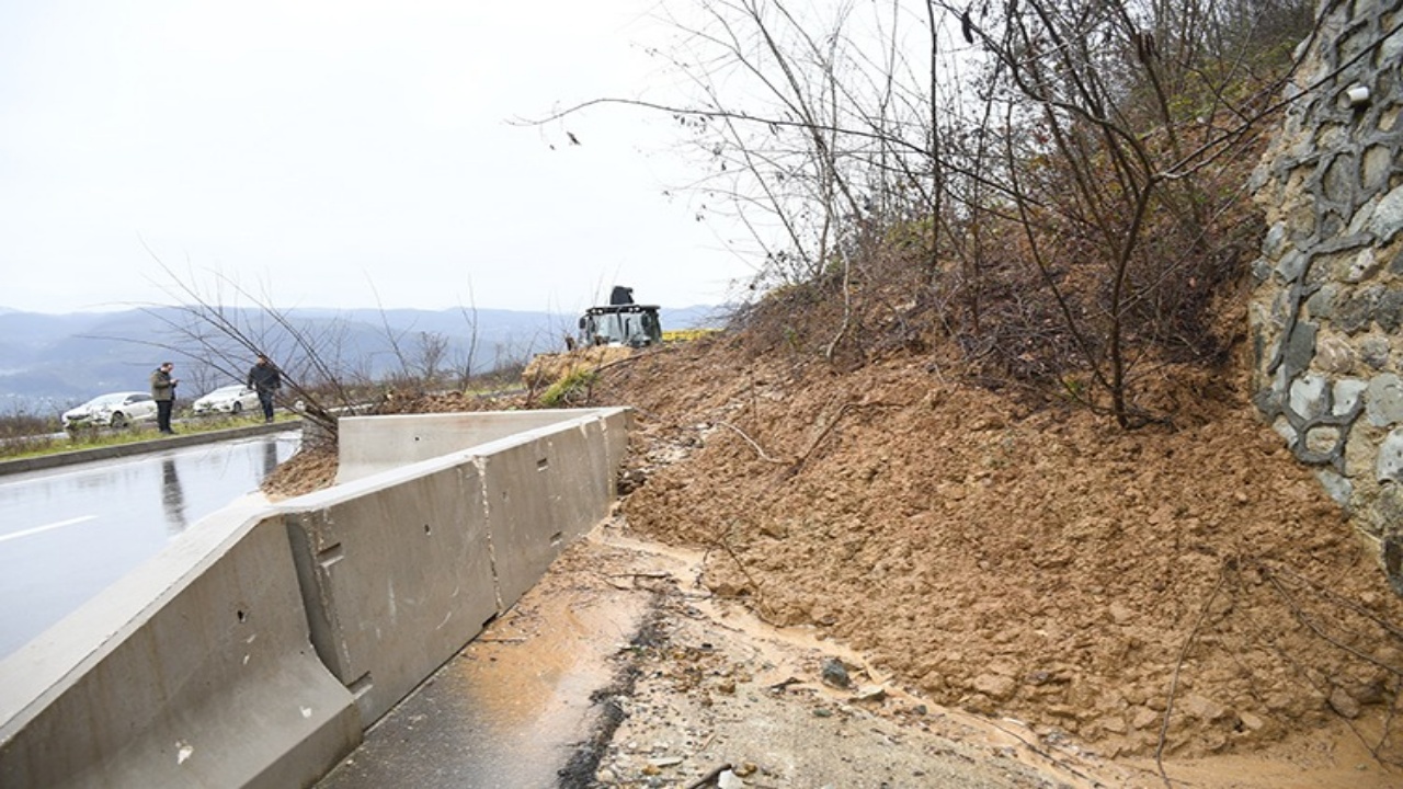 Düzce’de Heyelan Yolu Çökerterek Trafiği Kilitledi!2