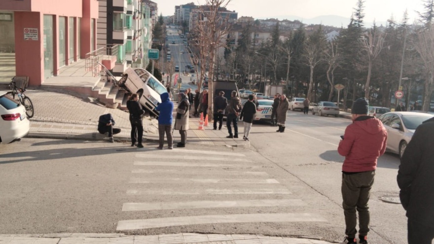 Çorum’da Park Halindeki Araç, Dükkân Merdivenlerine Çıktı2