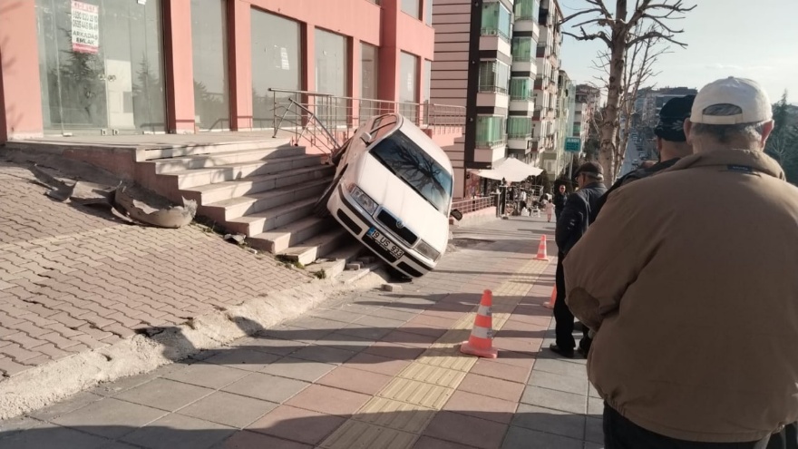 Çorum’da Park Halindeki Araç, Dükkân Merdivenlerine Çıktı3