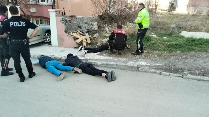 Çorum’da Polisin Takibinden Kaçan Araç, Binaya Çarptı4