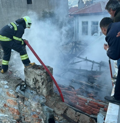 Muğla’da Elektrik Kontağından Çıkan Yangın Evi Küle Çevirdi 2