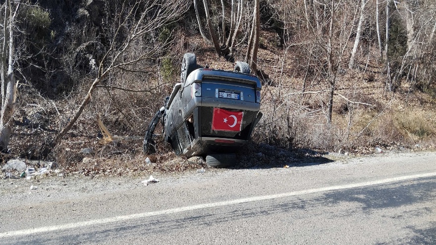 Adana’da Otomobil Ters Dönüp Takla Attı 6 Kişi Yaralandı