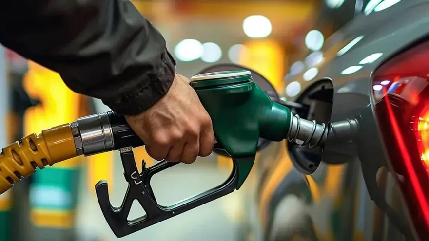 Benzine Gece Yarısı Indirimi Pompalara Yansıdı