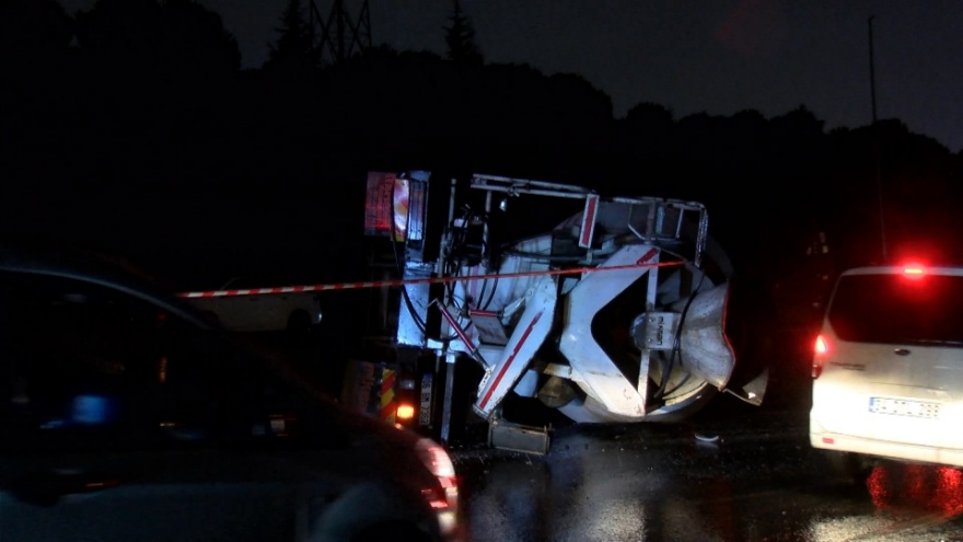 İstanbul’da Kontrolünü Kaybeden Beton Mikseri Devrildi3