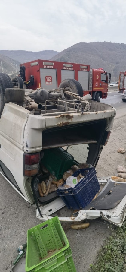 Sakarya’da Minibüs Takla Attı, 2 Kişi Yaralandı2