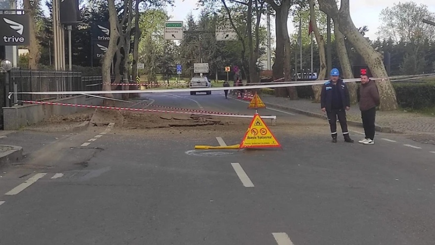 İstanbul Sarıyer’de Yol Çöktü, Cadde Trafiğe Kapatıldı