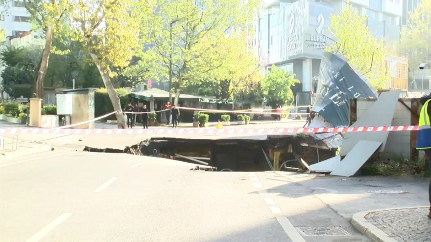 İstanbul Sarıyer’de Yol Çöktü, Cadde Trafiğe Kapatıldı3