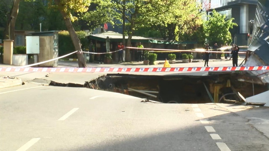 İstanbul Sarıyer’de Yol Çöktü, Cadde Trafiğe Kapatıldı4