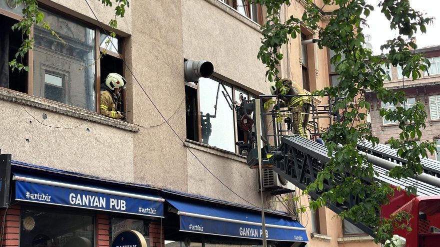 İstanbul'da 6 Katlı Binada Çıkan Yangında 2 Kişi Kurtarıldı