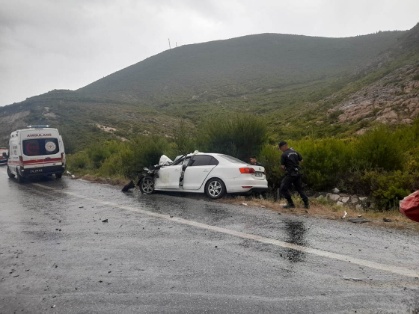 İzmir Menderes’te Otobüs Ve Otomobil Çarpıştı 13 Yaralı2